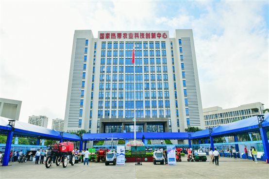 建筑前的廣場上有許多人&#xA;&#xA;描述已自動生成