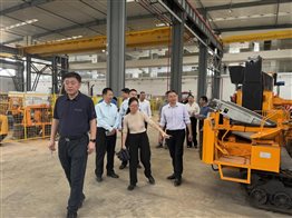 參觀熱帶作物農(nóng)機(jī)裝備研發(fā)基地